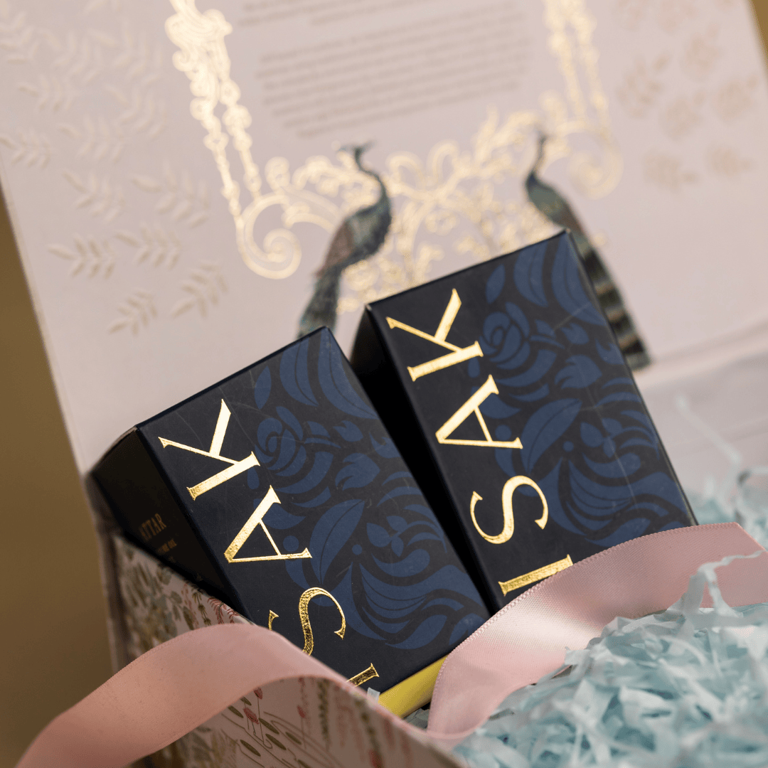 Gift Pack Attars: frascos en caja, etiquetas azules con letras doradas